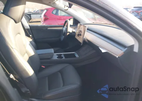 2024 Tesla Model Y Long Range Dual Motor All-Wheel Drive z USA, uszkodzony, nr VIN 7SAYGDEE6RA239156